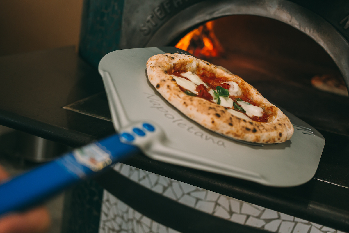I 7 strumenti fondamentali per la pizza napoletana dall'impasto alla cottura I 7 strumenti fondamentali per la pizza napoletana dall'impasto alla cottura