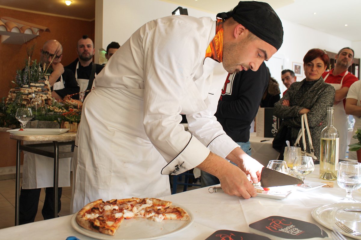 matteo sanna al lavoro pizzaiolo