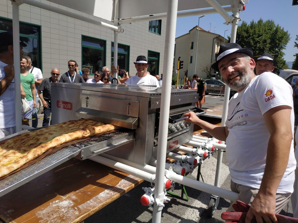 Il forno a tunnel Synthesis di Zanolli aiuta a conquistare il Guinness della schiacciata più lunga del mondo