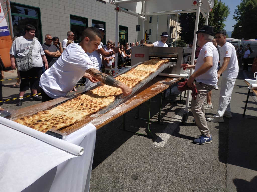 Il forno a tunnel Synthesis di Zanolli aiuta a conquistare il Guinness della schiacciata più lunga del mondo