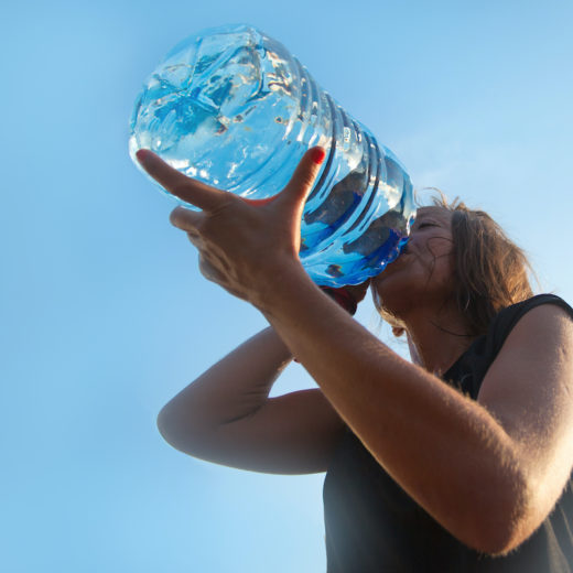 cosa succede bere troppa acqua