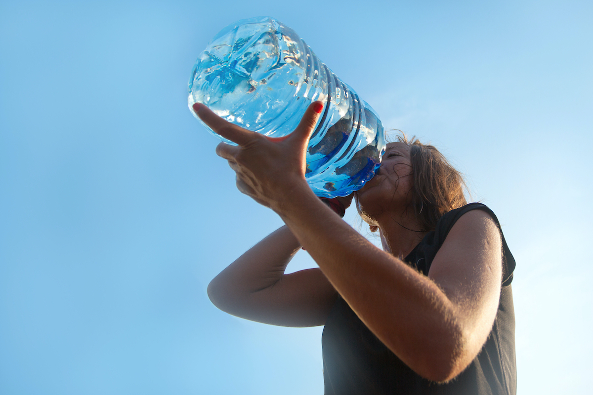 cosa succede bere troppa acqua