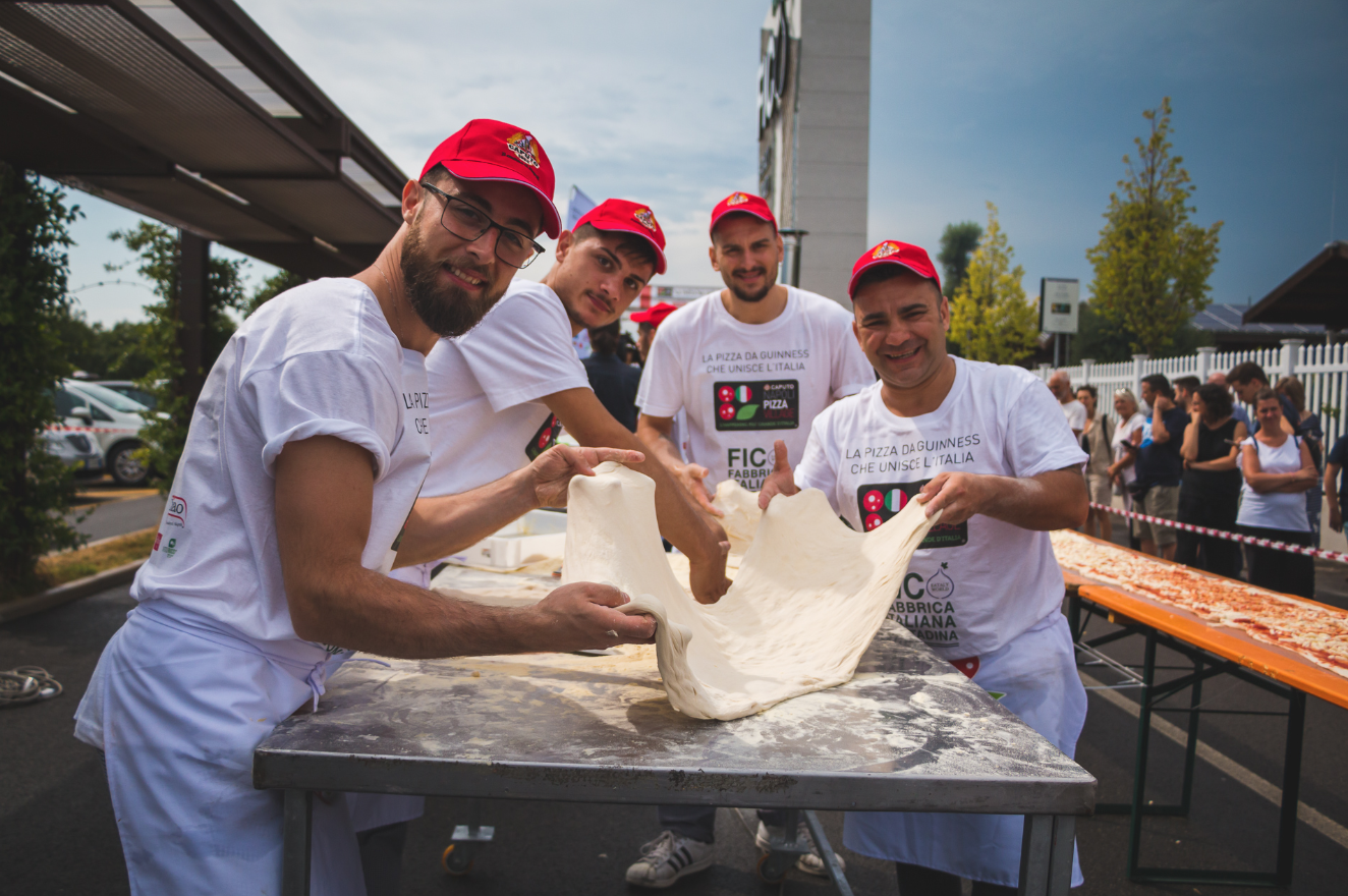 pizzaioli napoletani preparano la pizza da guinness a fico eataly world