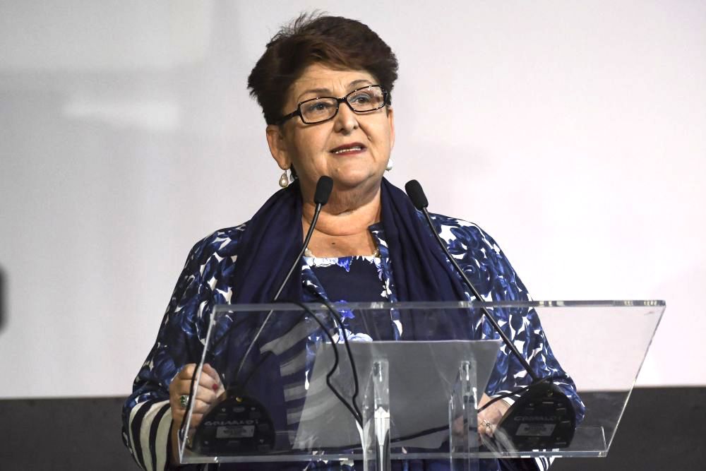 Ministro Teresa Bellanova iononrinuncioalletradizioni Coronavirus