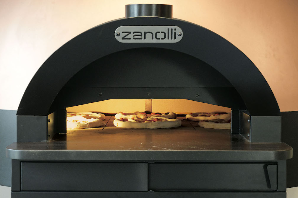 Pizza sostenibile e di design con il forno elettrico AVGVSTO