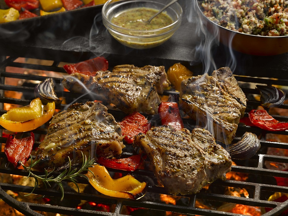 Costolette di agnello alla brace glassate alla senape, miele e insalata