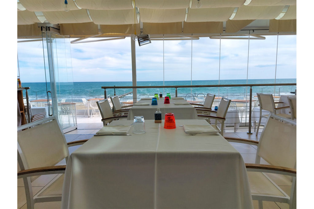 Cena in terrazza sul mare al