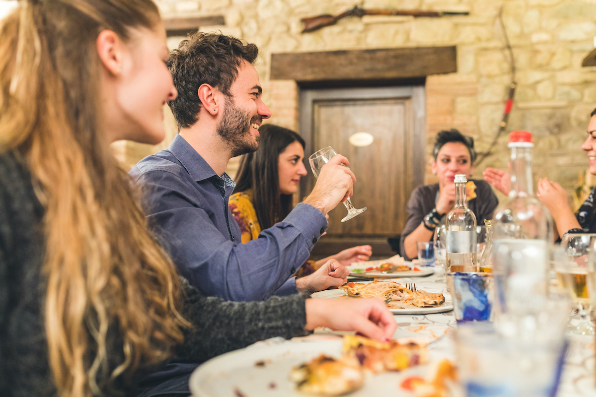 numero di persone al tavolo ristorante zona bianca