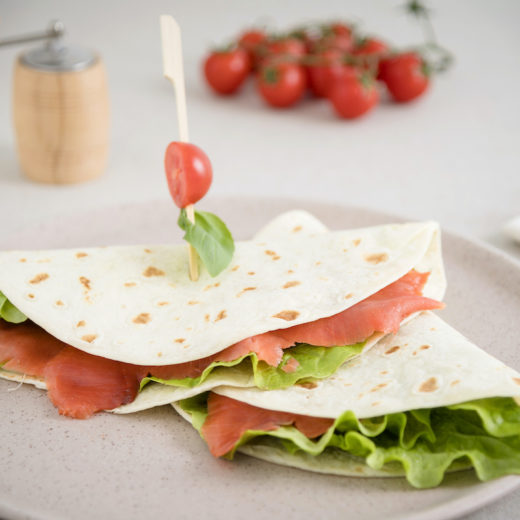 Piadina senza glutine con insalata croccante, salmone affumicato, rondelle pomodoro e basilico