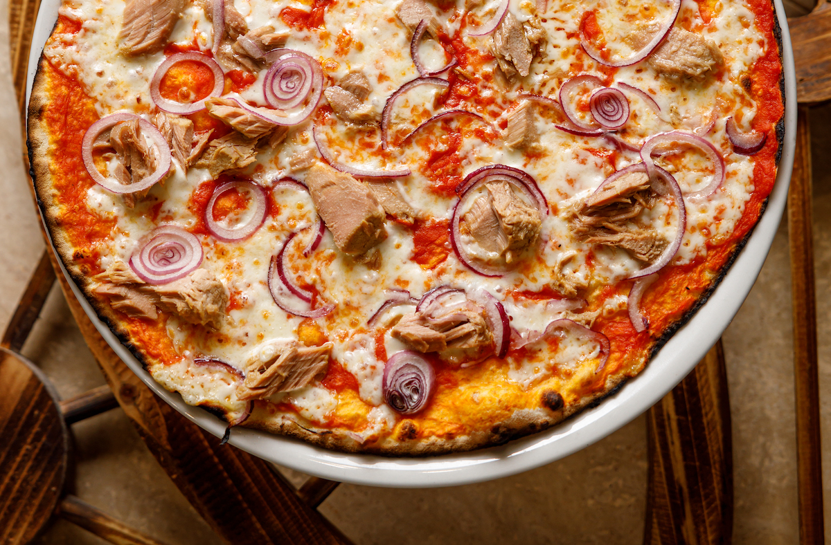 La pizza romana al piatto... stesa con il matterello!