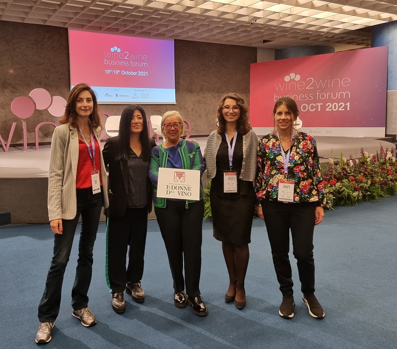 Da sinistra Laura Donadoni, Stevie Kim, Donatella Cinelli Colombini, Elena Casprini, Valentina Ellero vino donna