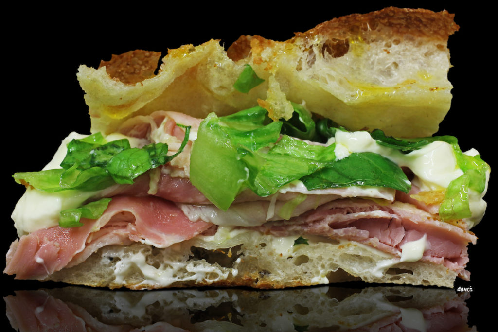 La pizza di Bonci pizza farcita prosciutto cotto, maionese e insalata