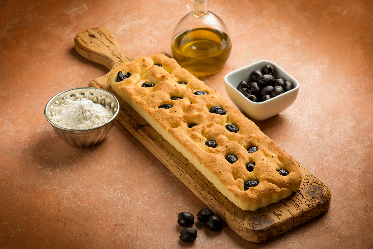 Focaccia all’olio con olive nere di Gaeta 