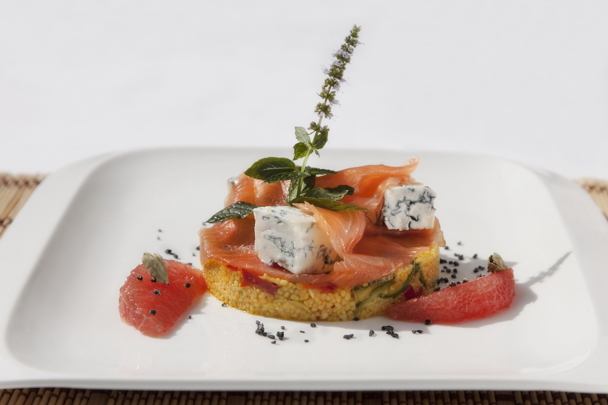 tortino di cous-cous con salmone marinato al cardamomo, gorgonzola e pompelmo rosa 2