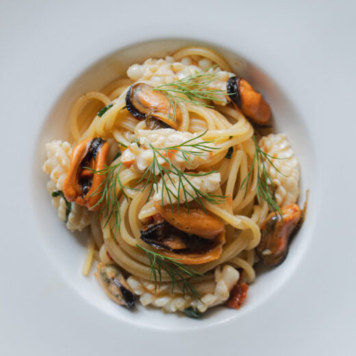 spaghettone-cozze-calamari-datterini