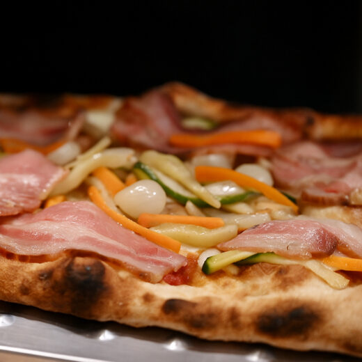 Pizza con giardiniera e verdure fermentate