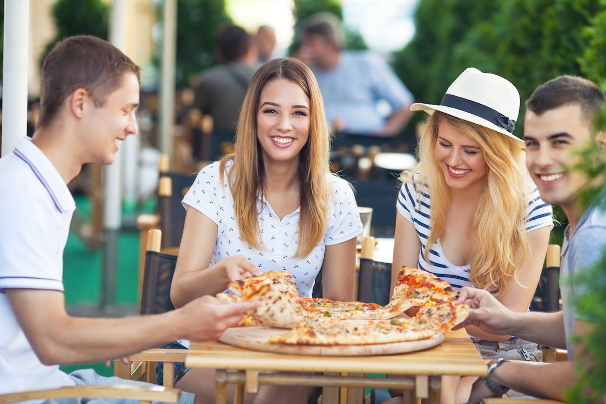 gruppo amici pizzeria