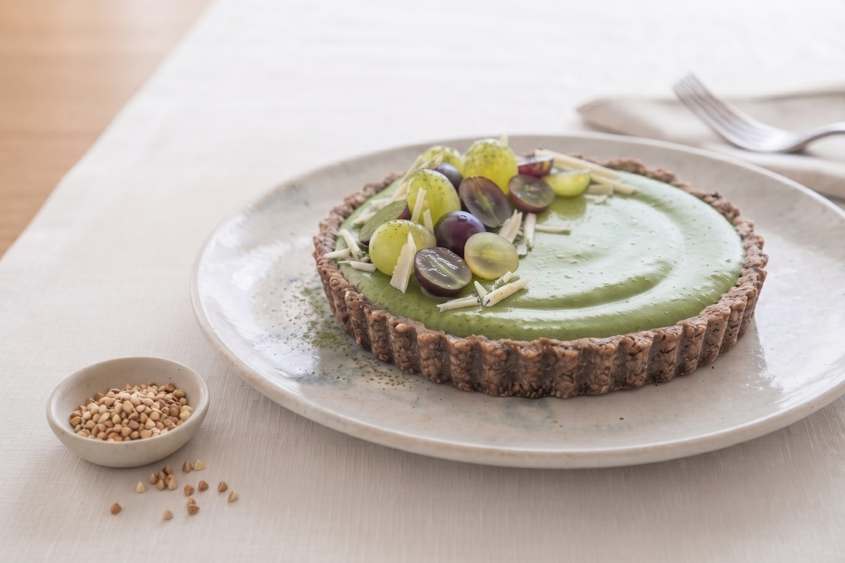 Crostata al matcha grano saraceno e uva